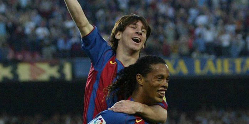 Ronaldinho đang nâng đỡ trên vai tương lai của cả Barcelona lẫn bóng đá